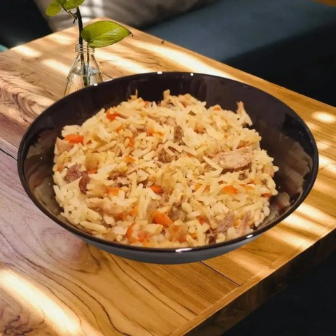 Плов багато рису “Басматі” курки та солодкої моркви