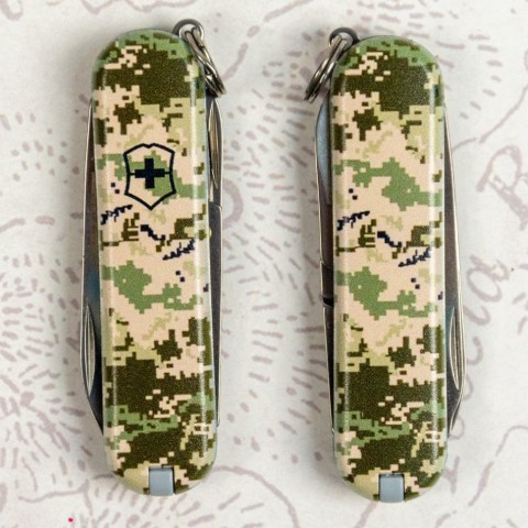Складаний ніж Victorinox CLASSIC SD ARMY Піксель 0.6223.3.W3940pw