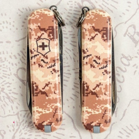Складаний ніж Victorinox CLASSIC SD ARMY Піксель пісочний 0.6223.7.W3944pw