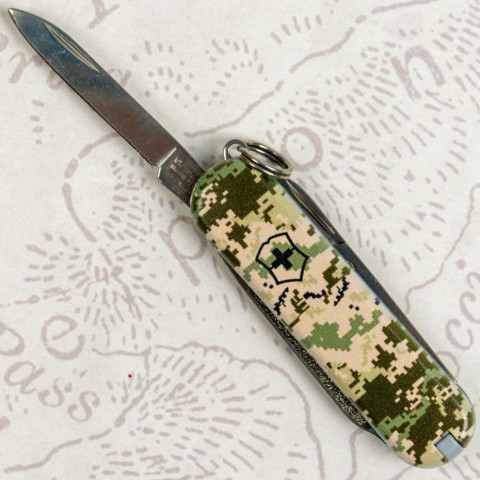 Складаний ніж Victorinox CLASSIC SD ARMY Піксель 0.6223.3.W3940pw