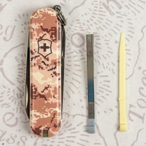 Складаний ніж Victorinox CLASSIC SD ARMY Піксель пісочний 0.6223.7.W3944pw