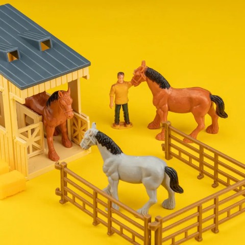Ігровий набір OTAMANKO Веселий хутір (вантажівка і стайня з кіньми) разноцветный