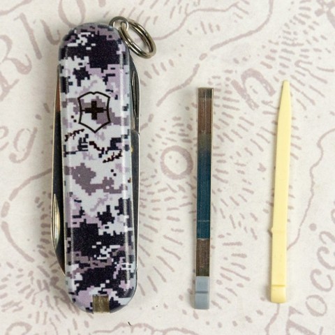 Складаний ніж Victorinox CLASSIC SD ARMY Піксель синій 0.6223.3.W3942pw