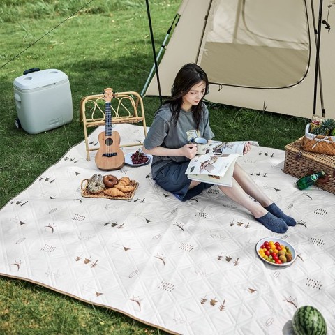 Килимок для пікніка водостійкий Naturehike CNK2300DZ019, 180×200 см, бежевий з принтом