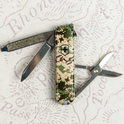 Складаний ніж Victorinox CLASSIC SD ARMY Піксель 0.6223.3.W3940pw