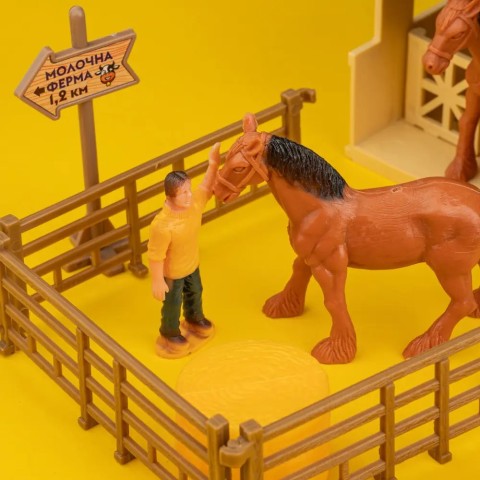 Ігровий набір OTAMANKO Веселий хутір (вантажівка і стайня з кіньми) разноцветный