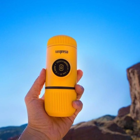 Портативна еспресо-кавоварка Wacaco Nanopresso жовта, механічна, для меленої кави