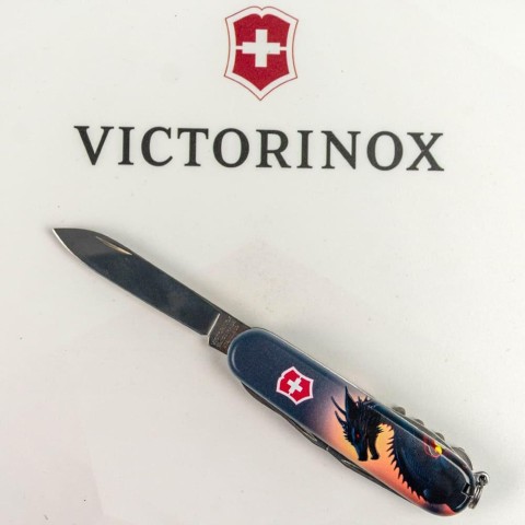 Ніж Victorinox Swiss Army Climber Zodiac Дракон у сонячних променях