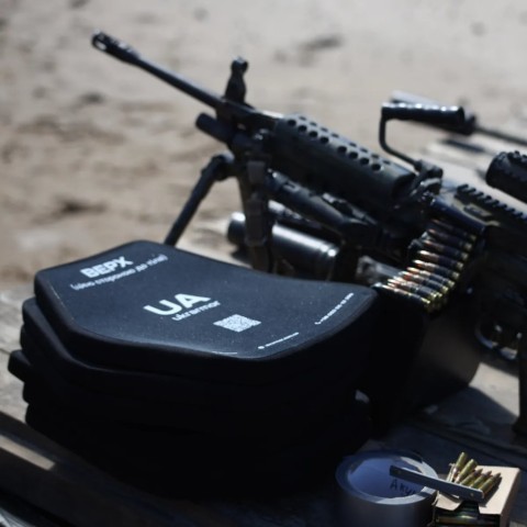 Надлегкі бронеплити 3-го класу. Вага 1.56 кг. Розмір L