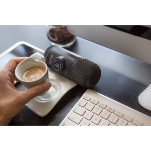 Портативна еспресо-кавоварка Wacaco Nanopresso сіра з чохлом, механічна, для меленої кави