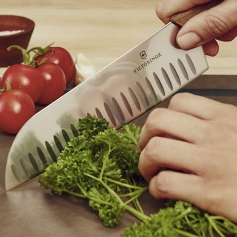 Кухонний ніж Victorinox Swiss Modern Santoku лезо 17см ріфл. с горіх. ручкою у подар.упак.