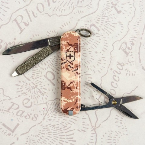 Складаний ніж Victorinox CLASSIC SD ARMY Піксель пісочний 0.6223.7.W3944pw