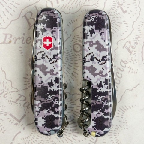 Складаний ніж Victorinox HUNTSMAN ARMY Піксель синій з черв. Лого 1.3713.3.W3943p