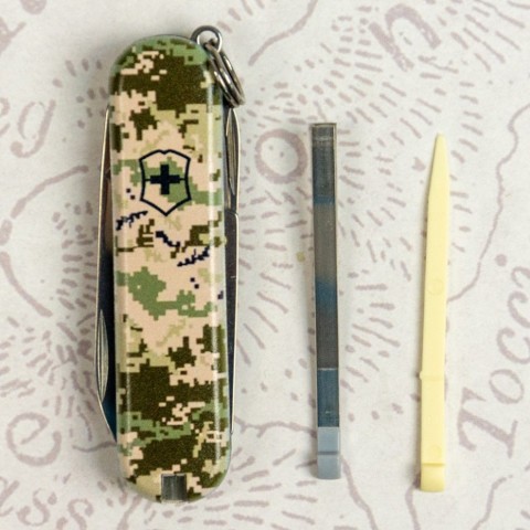 Складаний ніж Victorinox CLASSIC SD ARMY Піксель 0.6223.3.W3940pw
