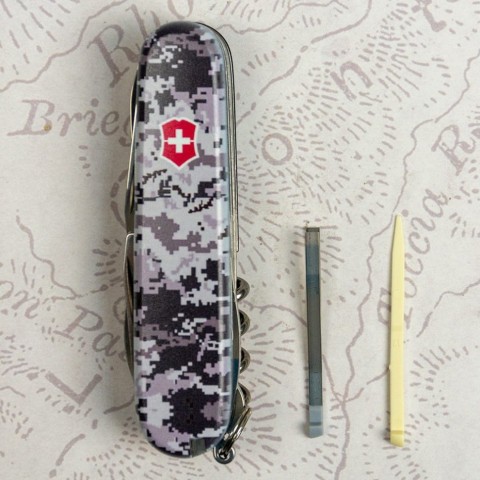 Складаний ніж Victorinox HUNTSMAN ARMY Піксель синій з черв. Лого 1.3713.3.W3943p