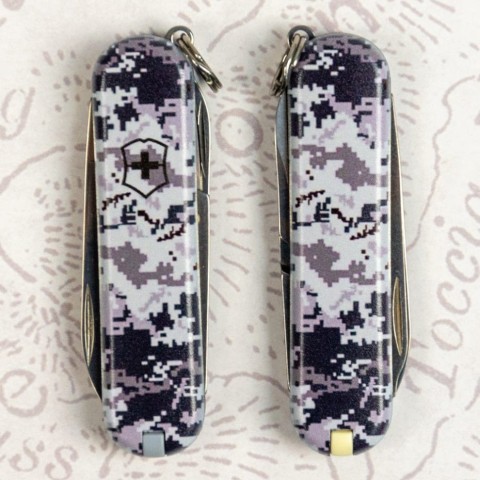 Складаний ніж Victorinox CLASSIC SD ARMY Піксель синій 0.6223.3.W3942pw