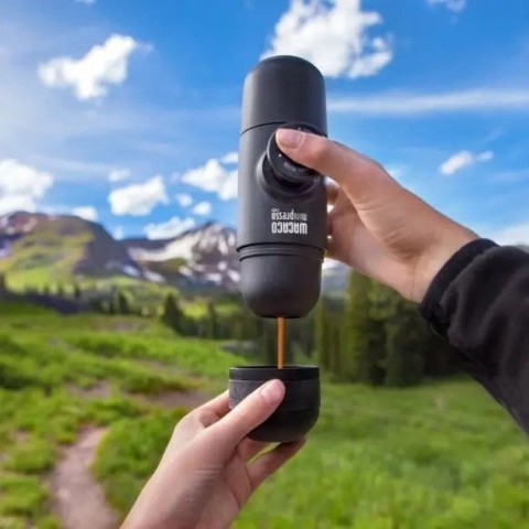 Портативна еспресо-кавоварка Wacaco Nanopresso червона з чохлом, механічна, для меленої кави